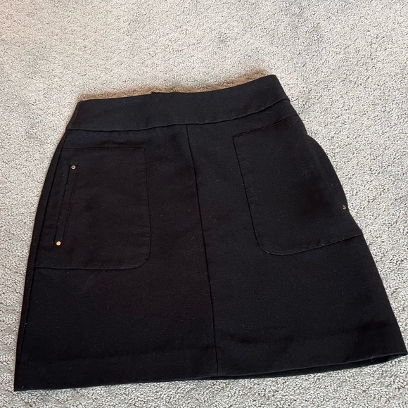 H&M short black skirt with front pockets and gold zippered back - Picture 2 of 9